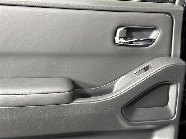 2023 Nissan Frontier SV Midnight Edition & Technology Package