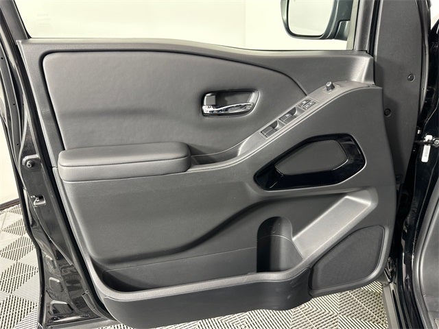 2023 Nissan Frontier SV Midnight Edition & Technology Package