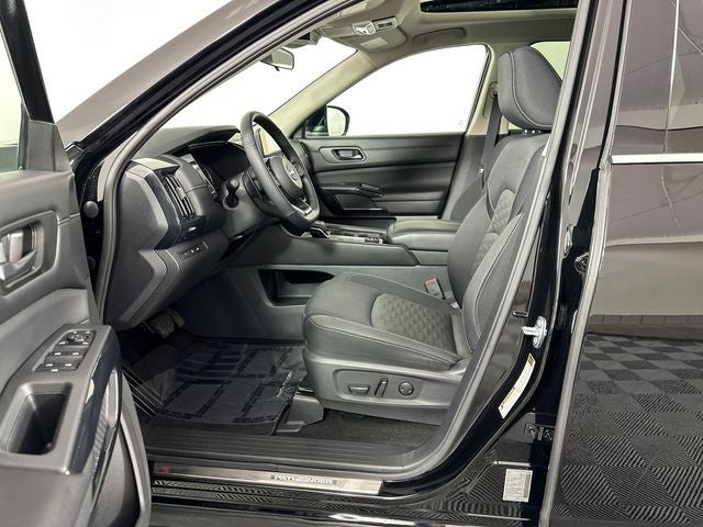 2023 Nissan Pathfinder SV Premium Package