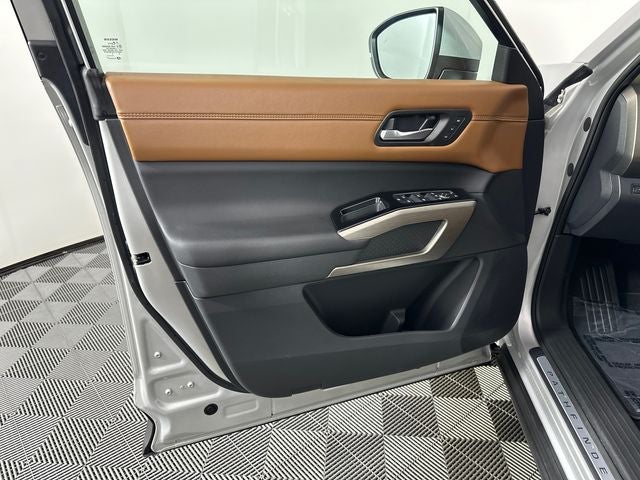 2023 Nissan Pathfinder Platinum Captain Chairs Package