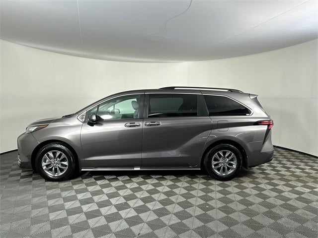 2022 Toyota Sienna XLE 8 Passenger