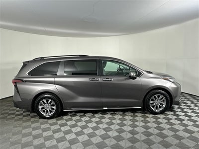 2022 Toyota Sienna XLE 8 Passenger