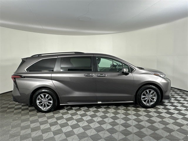 2022 Toyota Sienna XLE 8 Passenger