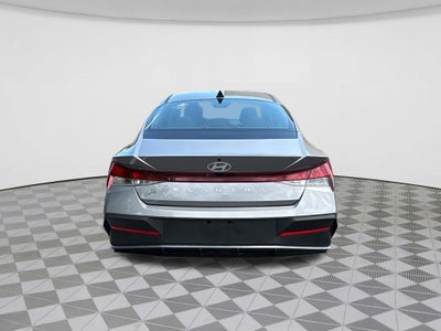 2024 Hyundai ELANTRA SE
