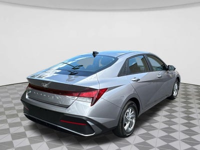 2024 Hyundai ELANTRA SE