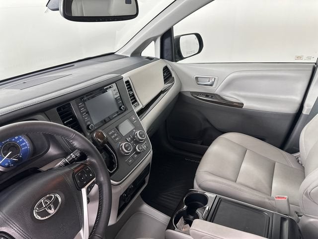 2020 Toyota Sienna XLE