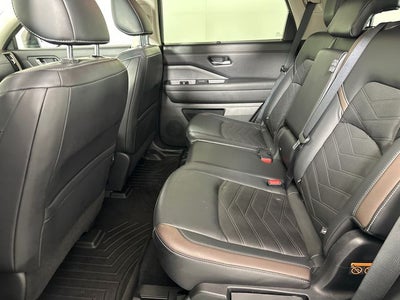 2022 Nissan Pathfinder Platinum Bench Seat Package