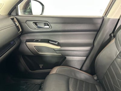 2022 Nissan Pathfinder Platinum Bench Seat Package