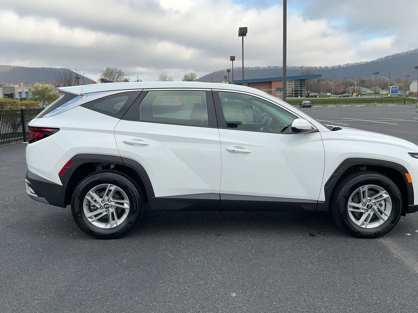 2025 Hyundai TUCSON SE